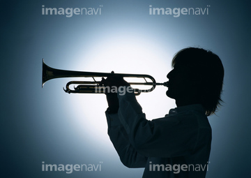 オブジェクト 楽器 金管楽器 1人 の画像素材 写真素材ならイメージナビ