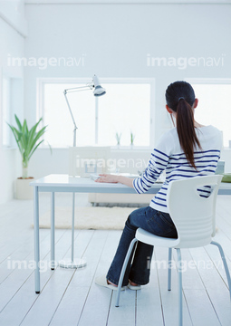 椅子 座る 後姿 洋風 の画像素材 部屋 住宅 インテリアの写真素材ならイメージナビ