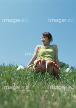 足の裏 若い女性 顔 の画像素材 日本人 人物の写真素材ならイメージナビ