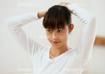 髪を結ぶ の画像素材 セルフケア 美容 健康の写真素材ならイメージナビ