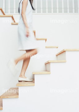 階段 登る 若い女性 スカート の画像素材 ビジネスパーソン ビジネスの写真素材ならイメージナビ