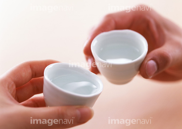 日本酒 2人 おちょこ 乾杯 和風 の画像素材 飲み物 食べ物の写真素材ならイメージナビ