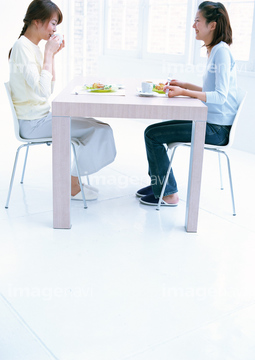 テーブル ２人 向かい合う 全身 ダイニングテーブル の画像素材 部屋 住宅 インテリアの写真素材ならイメージナビ