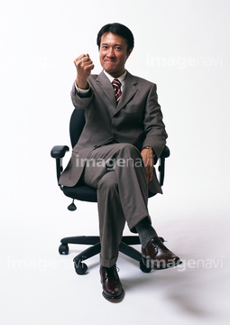 足を組む スーツ 男性 椅子 手 の画像素材 日本人 人物の写真素材ならイメージナビ