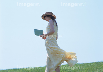 ロングスカート なびく の画像素材 日本人 人物の写真素材ならイメージナビ
