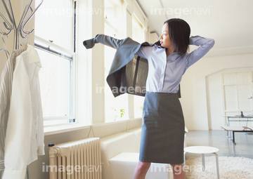 スーツ 着替え 女性 朝 の画像素材 ビジネスシーン ビジネスの写真素材ならイメージナビ