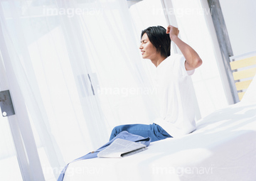 ベッド 起き上がる の画像素材 人物 イラスト Cgの写真素材ならイメージナビ