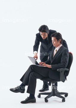 スーツ 日本人 2人 座る 足を組む の画像素材 都会 町並 建築の写真素材ならイメージナビ