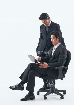 スーツ 日本人 2人 座る 足を組む の画像素材 都会 町並 建築の写真素材ならイメージナビ