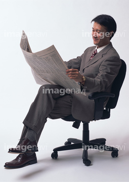 男性 座る スーツ 足を組む ショートヘアー の画像素材 感情 人物の写真素材ならイメージナビ