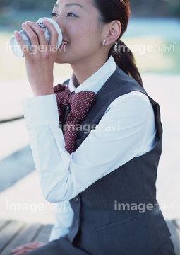 女性 飲む コップ 日本人 紙コップ 顔 の画像素材 ビジネスシーン ビジネスの写真素材ならイメージナビ