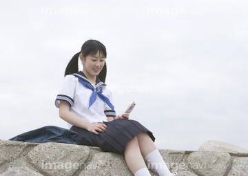 セーラー服 座る の画像素材 日本人 人物の写真素材ならイメージナビ