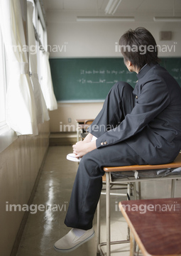 学ラン 座る の画像素材 学校生活 ライフスタイルの写真素材ならイメージナビ