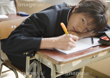 学ラン 座る の画像素材 学校生活 ライフスタイルの写真素材ならイメージナビ