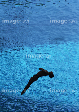 水泳 飛び込み 瞬時 の画像素材 ウォータースポーツ スポーツの写真素材ならイメージナビ