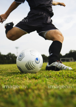 スポーツ 球技 サッカー 蹴る シュート 少ない の画像素材 写真素材ならイメージナビ