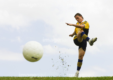 スポーツ 球技 サッカー 蹴る シュート 少ない ボール の画像素材 写真素材ならイメージナビ
