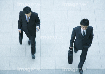 スーツ 男性 俯瞰 歩く 同僚 の画像素材 ビジネスパーソン ビジネスの写真素材ならイメージナビ