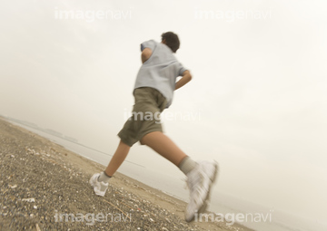走る 動作 後ろ姿 走り出す の画像素材 行動 人物の写真素材ならイメージナビ