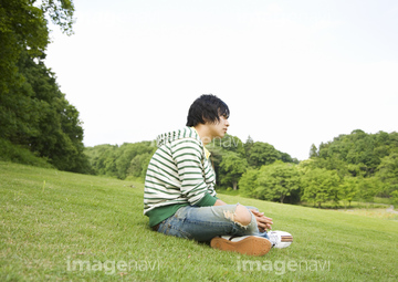 男性 あぐら 横向き 座る 日本人 の画像素材 家族 人間関係 人物の写真素材ならイメージナビ