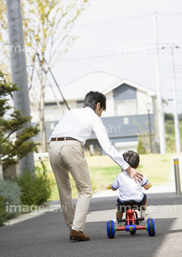 かがむ 後ろ姿 楽しみ の画像素材 構図 人物の写真素材ならイメージナビ