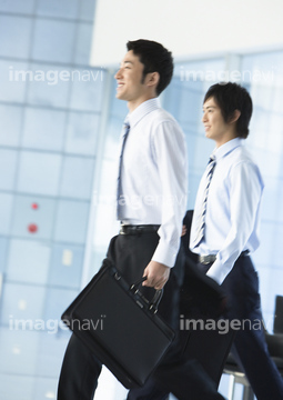 若い男性 ワイシャツ 横向き 忙しい 笑う の画像素材 日本人 人物の写真素材ならイメージナビ