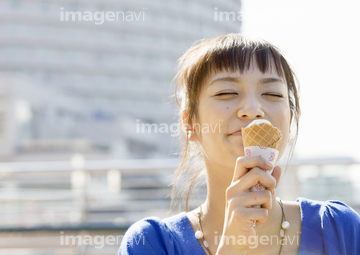 アイス 食べる 女性 日本人 笑顔 少ない の画像素材 菓子 デザート 食べ物の写真素材ならイメージナビ