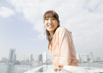 手すり 寄りかかる 茶色 晴れ の画像素材 日本人 人物の写真素材ならイメージナビ