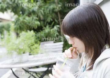 水 ジュース 衣料 ストロー 横顔 の画像素材 年齢 人物の写真素材ならイメージナビ