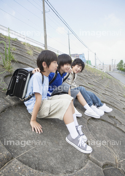 ショタ 小学生 日本人 3人 整列 晴れ の画像素材 学校生活 ライフスタイルの写真素材ならイメージナビ