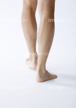 男性 裸足 歩く 足の部分 の画像素材 体のパーツ 人物の写真素材ならイメージナビ
