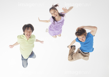 人物 構図 俯瞰 笑顔 日本人 3人 ジャンプ 動作 の画像素材 写真素材ならイメージナビ