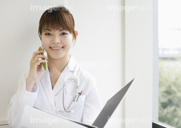 携帯 日本人 女性 女医 ロイヤリティフリー の画像素材 医療 福祉の写真素材ならイメージナビ