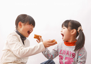 あーん 食べさせる の画像素材 行動 人物の写真素材ならイメージナビ