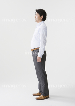 日本人 大人 一人 男 全身 横 立ち姿 苦しみ の画像素材 写真素材ならイメージナビ