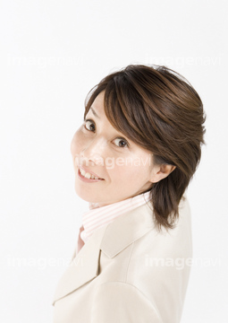 振り向く 女性 スーツ ハイアングル の画像素材 ビジネスパーソン ビジネスの写真素材ならイメージナビ