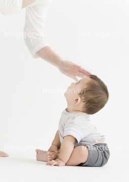 赤ちゃん 頭を撫でる の画像素材 家族 人間関係 人物の写真素材ならイメージナビ