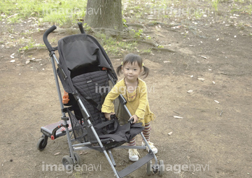 赤ちゃん 立つ 日本人 1人 まとめ髪 の画像素材 写真素材ならイメージナビ