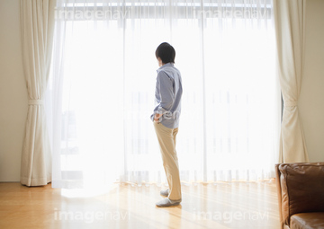 日本人 大人 一人 男 全身 横 立ち姿 ミドル もしもし の画像素材 部屋 住宅 インテリアの写真素材ならイメージナビ