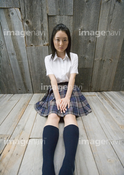 女子高生 座り スカート の画像素材 日本人 人物の写真素材ならイメージナビ