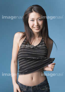 女性 へそ 日本人 顔 の画像素材 ダイエット ライフスタイルの写真素材ならイメージナビ