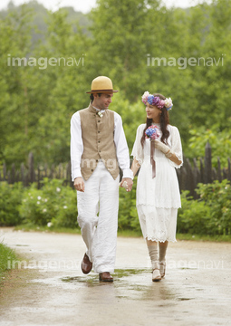 結婚 花かんむり 新郎新婦 全身 の画像素材 お祝い事 弔事 ライフスタイルの写真素材ならイメージナビ