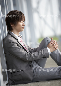 男性 座る 横向き 立て膝 の画像素材 構図 人物の写真素材ならイメージナビ