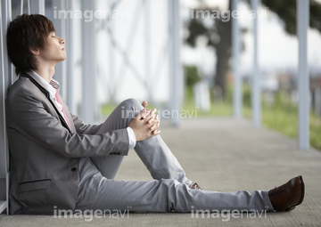 男性 座る 横向き 立て膝 の画像素材 構図 人物の写真素材ならイメージナビ