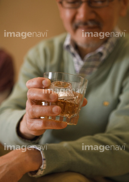 グラス 持つ 手 ウイスキーグラス の画像素材 飲み物 食べ物の写真素材ならイメージナビ