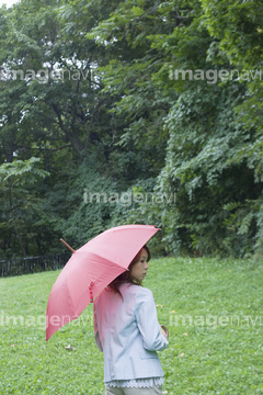 傘 後ろ姿 雨傘 の画像素材 構図 人物の写真素材ならイメージナビ