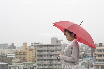 傘をさす 雨 横向き の画像素材 構図 人物の写真素材ならイメージナビ