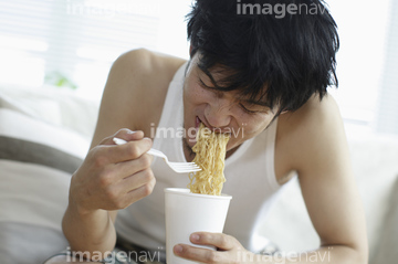 カップラーメン 食べる の画像素材 人物 イラスト Cgの写真素材ならイメージナビ