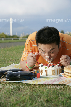 ケーキ 食べる 頬張る ロイヤリティフリー の画像素材 行動 人物の写真素材ならイメージナビ