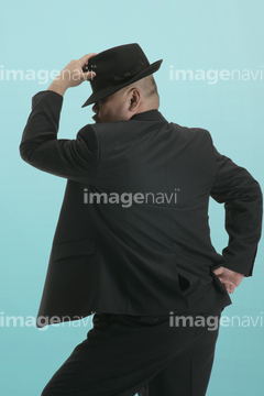 腰に手を当てる ポーズ スーツ の画像素材 行動 人物の写真素材ならイメージナビ